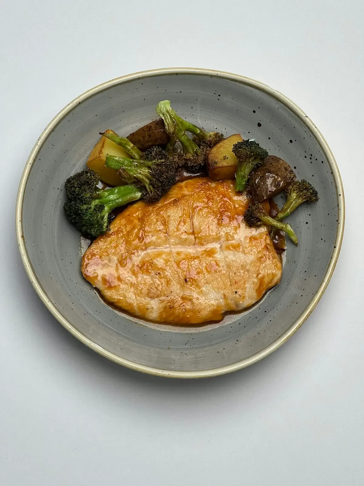 Filé de peixe assado com folhas