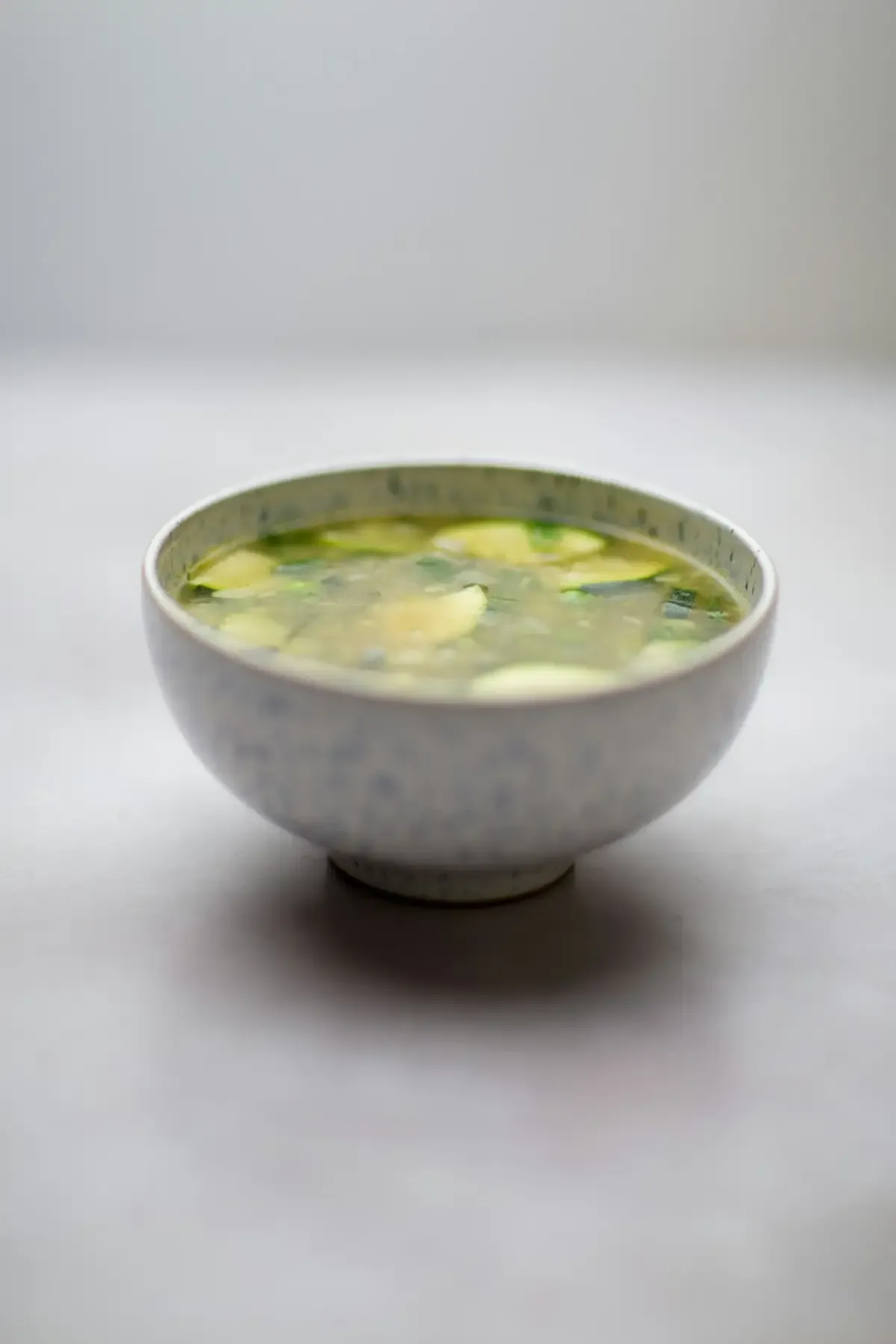 Caldo claro com verdura em tigela