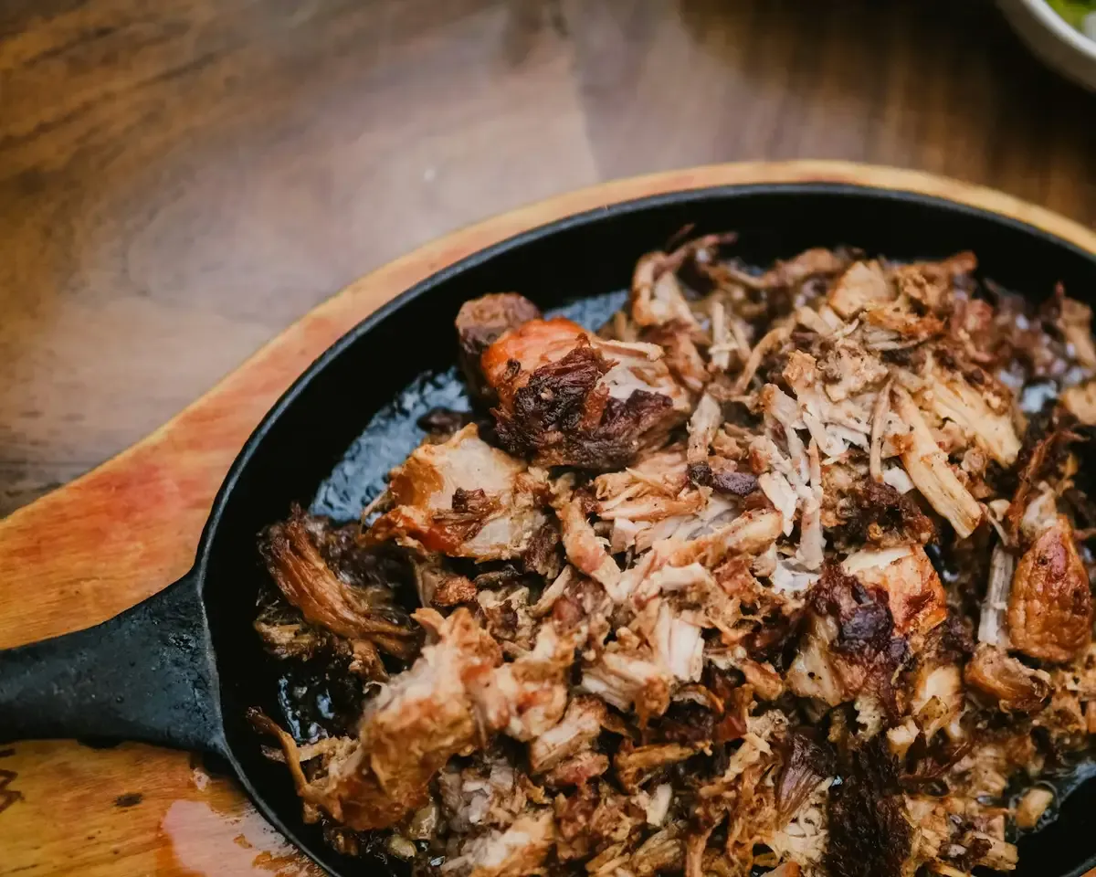 Carne desfiada na frigideira