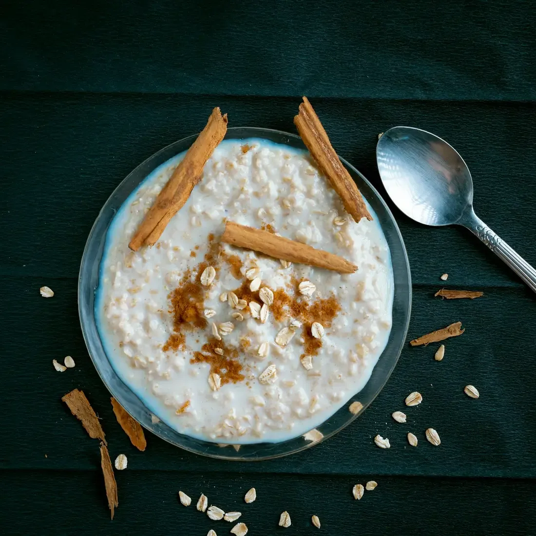 Arroz-doce com canela em pau na tigela