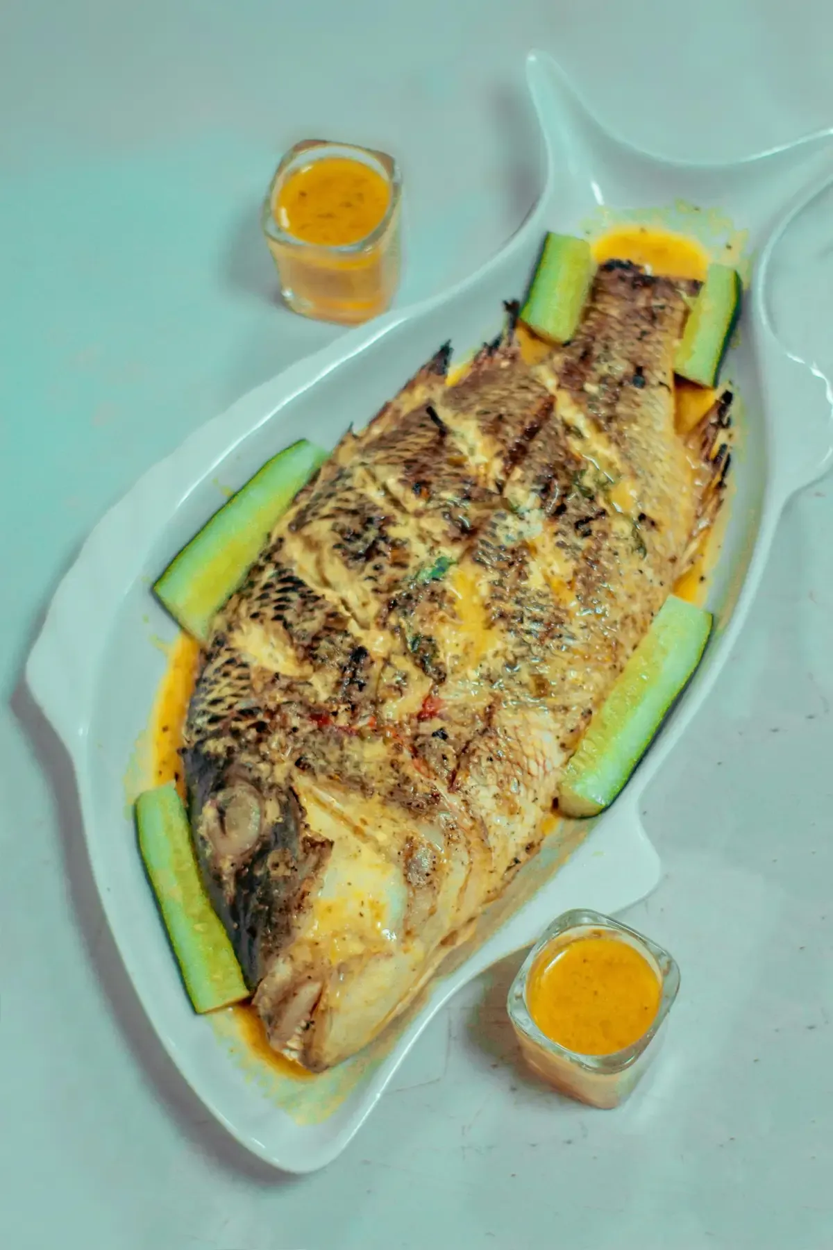 Peixe assado inteiro em travessa