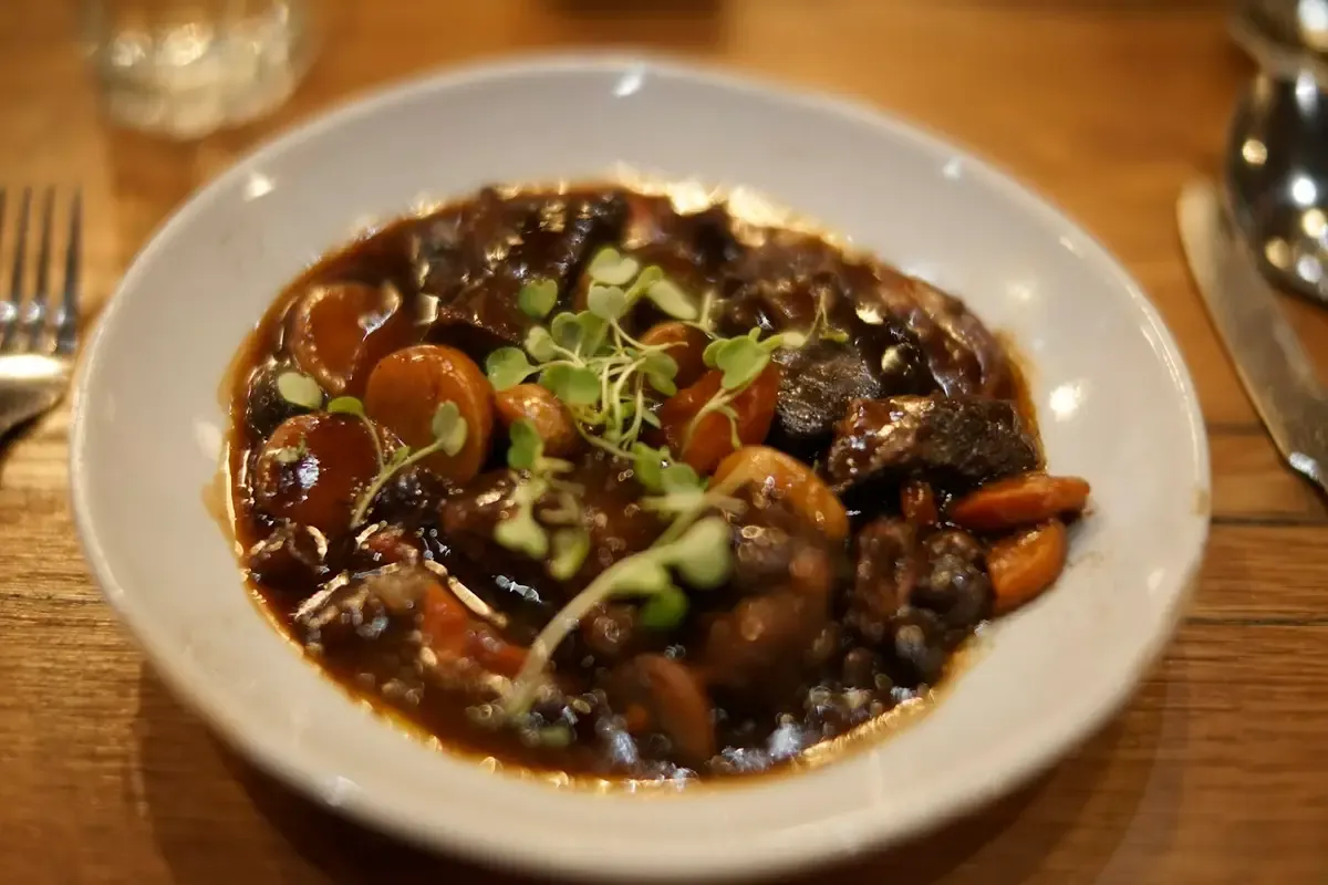 Carne cozida com ervas em prato fundo