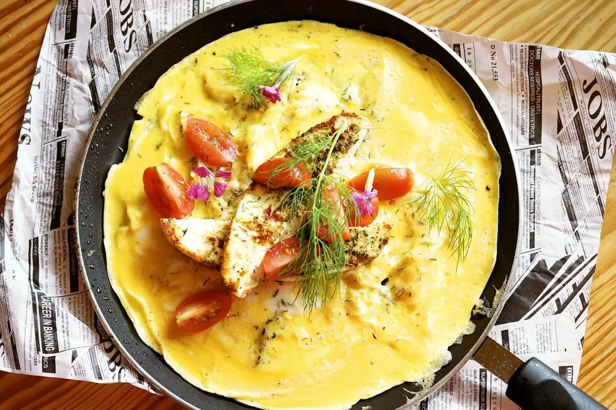 Imagem ilustrativa: omelete na airfryer com tomate e queijo