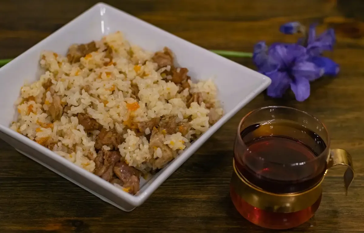 Arroz soltinho com pedaços de carne em tigela