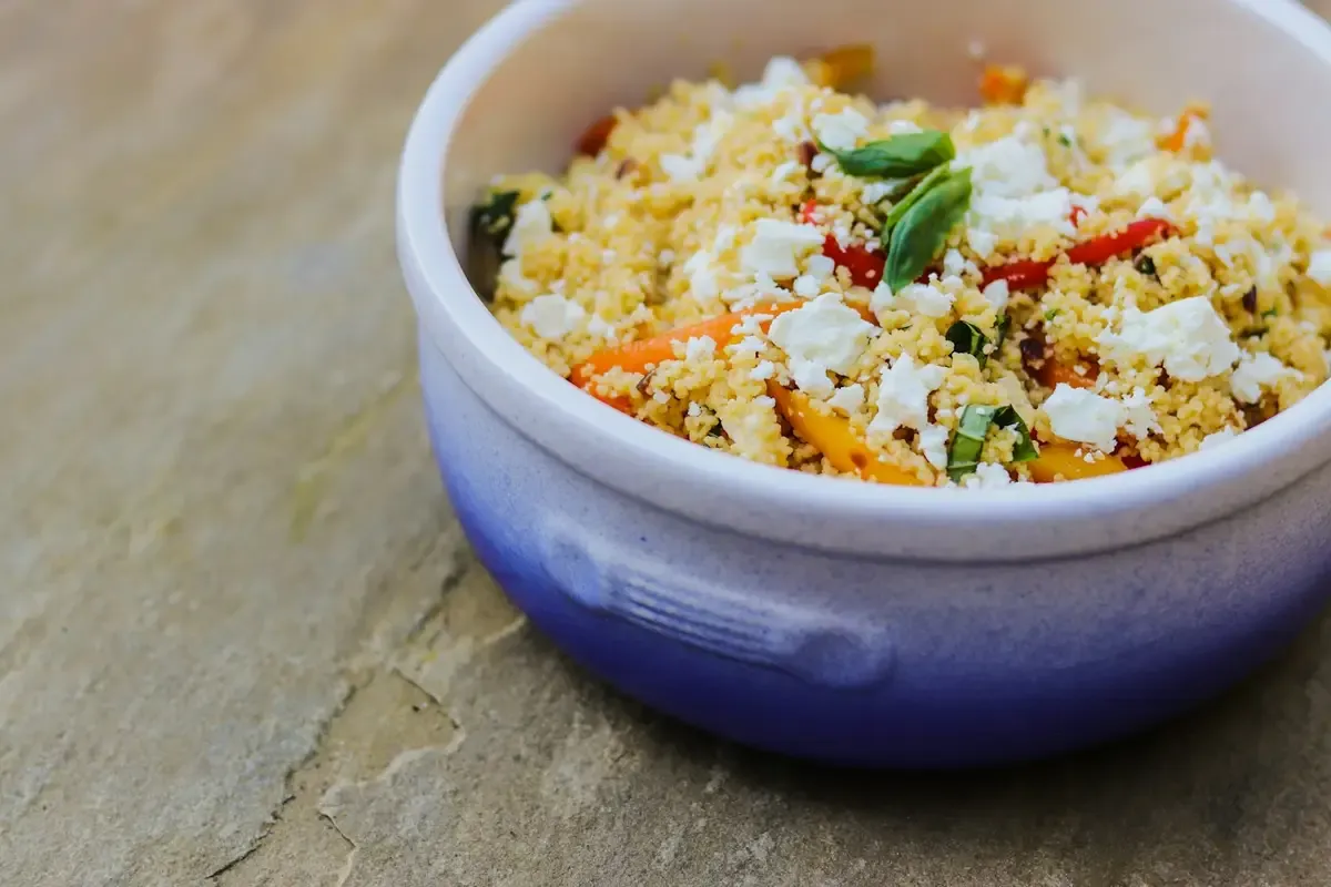 Cuscuz com legumes picados em tigela