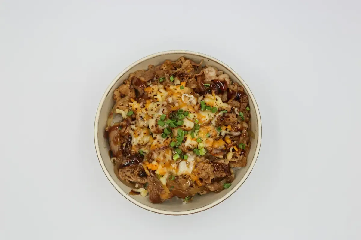 Tigela de arroz com cobertura de frango e ovo