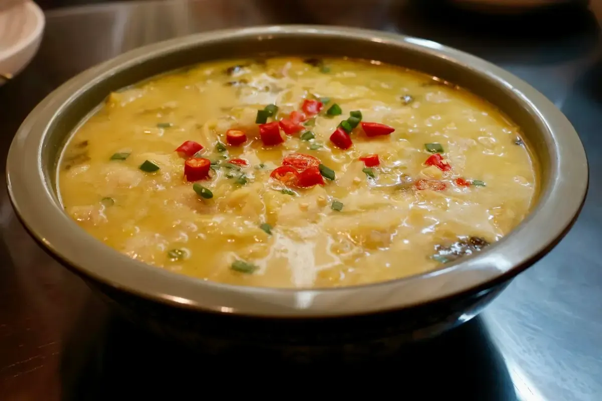 Caldo amarelo de peixe com pimenta