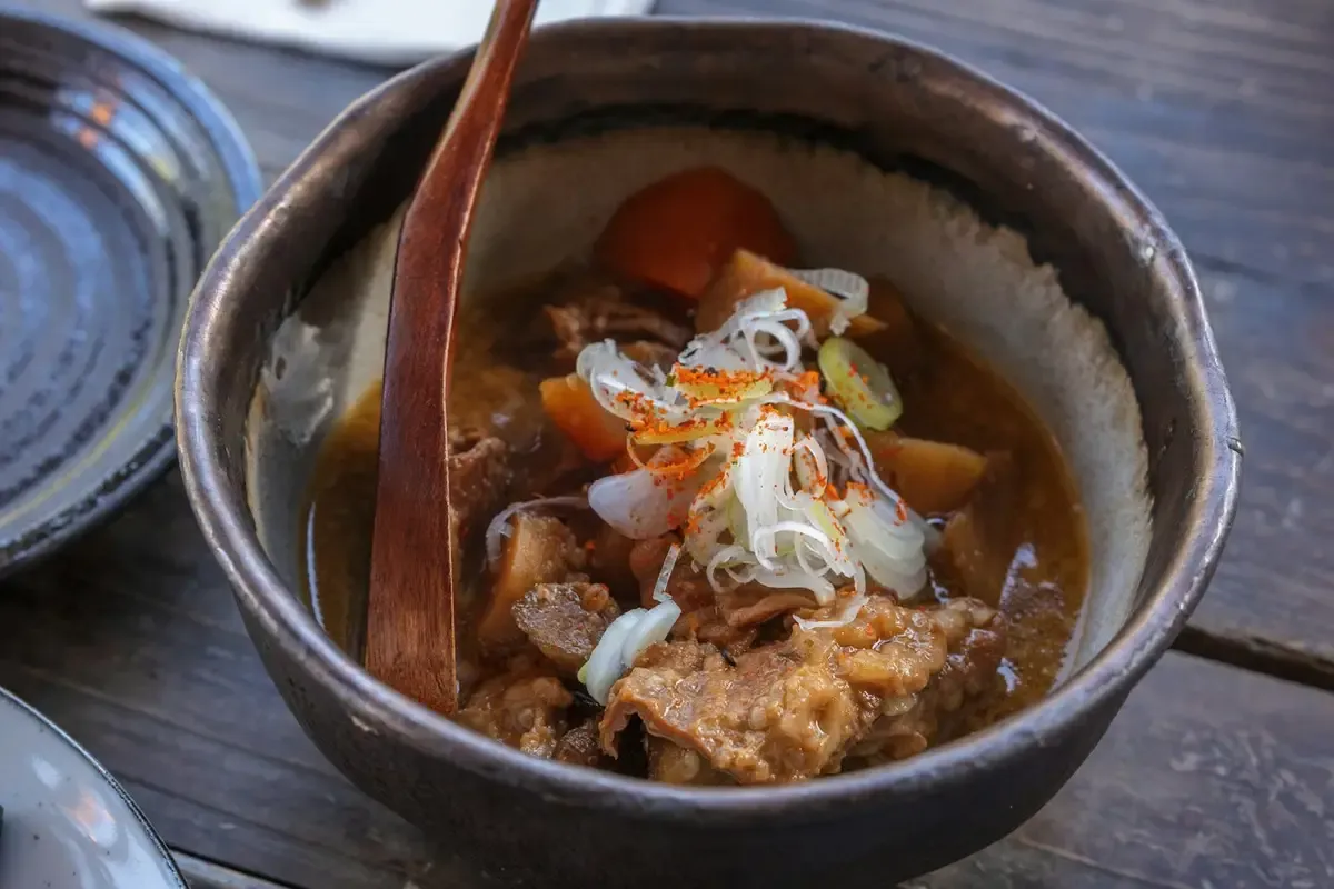 Ensopado de carne com cenoura em tigela