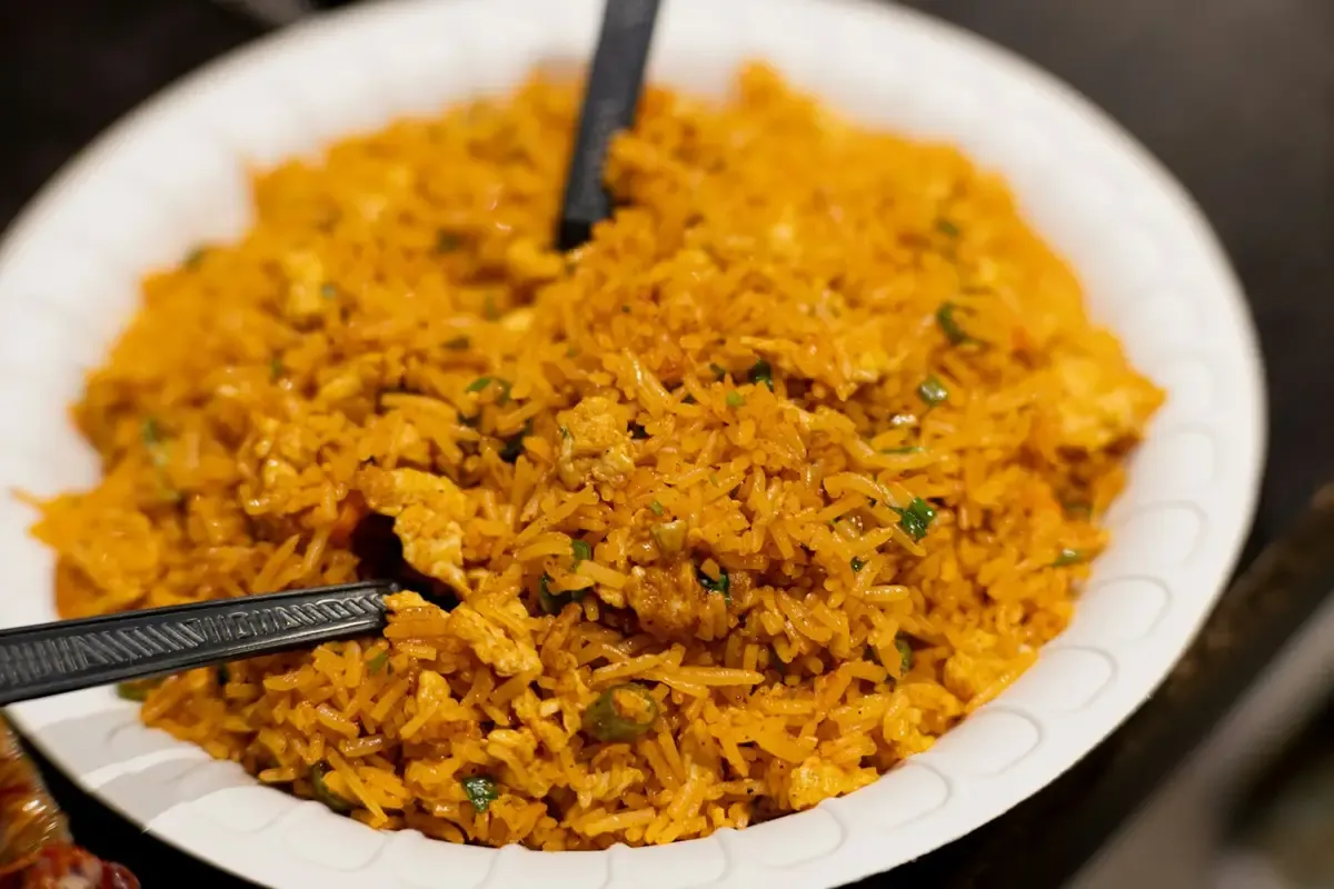 Arroz amarelo em travessa
