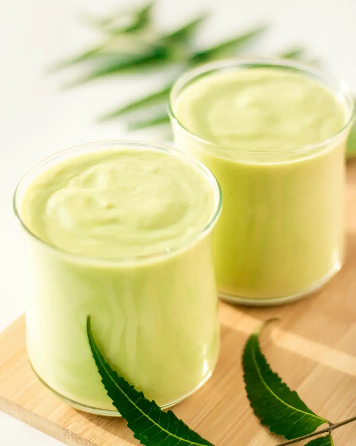 Creme de abacate em copos com limão