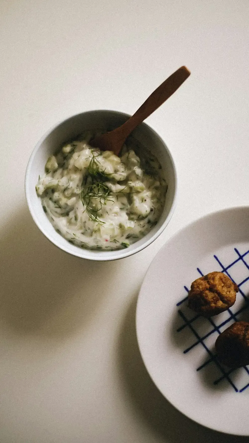 Iogurte com pepino e ervas na tigela
