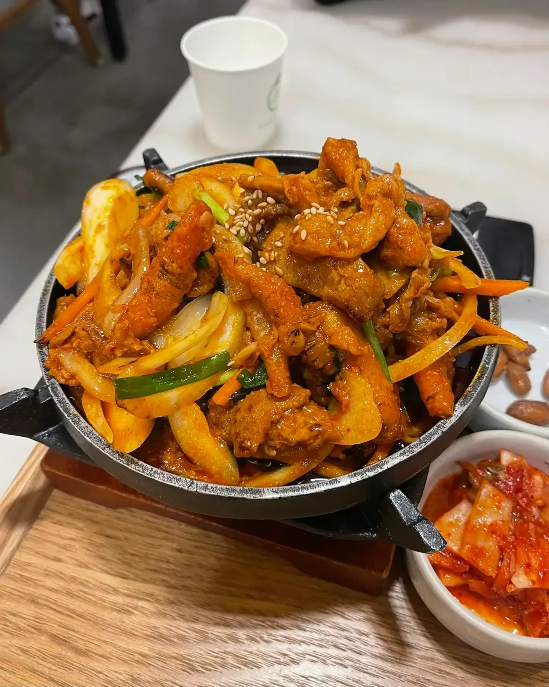 Frango picante salteado na frigideira