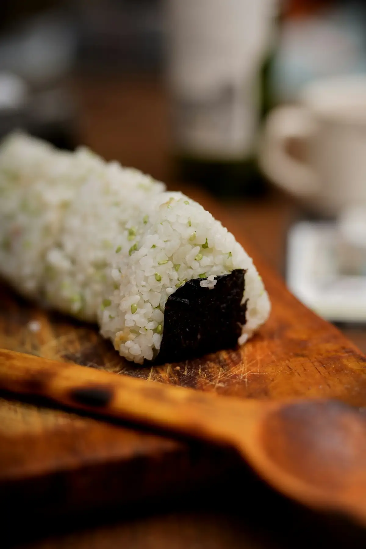 Imagem ilustrativa: onigiri de atum para lancheira
