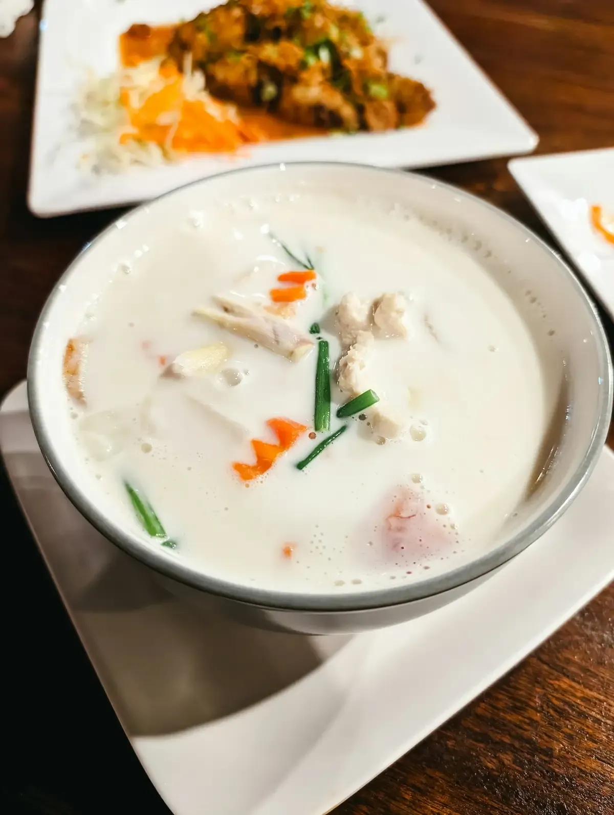 Sopa cremosa de coco com frango