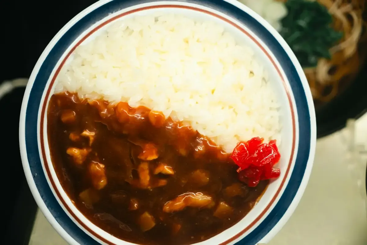 Curry japonês com arroz branco