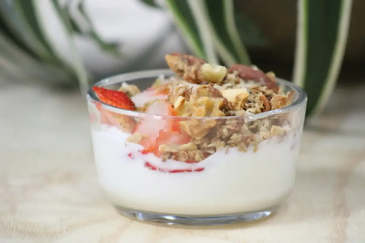 Iogurte com granola e morango