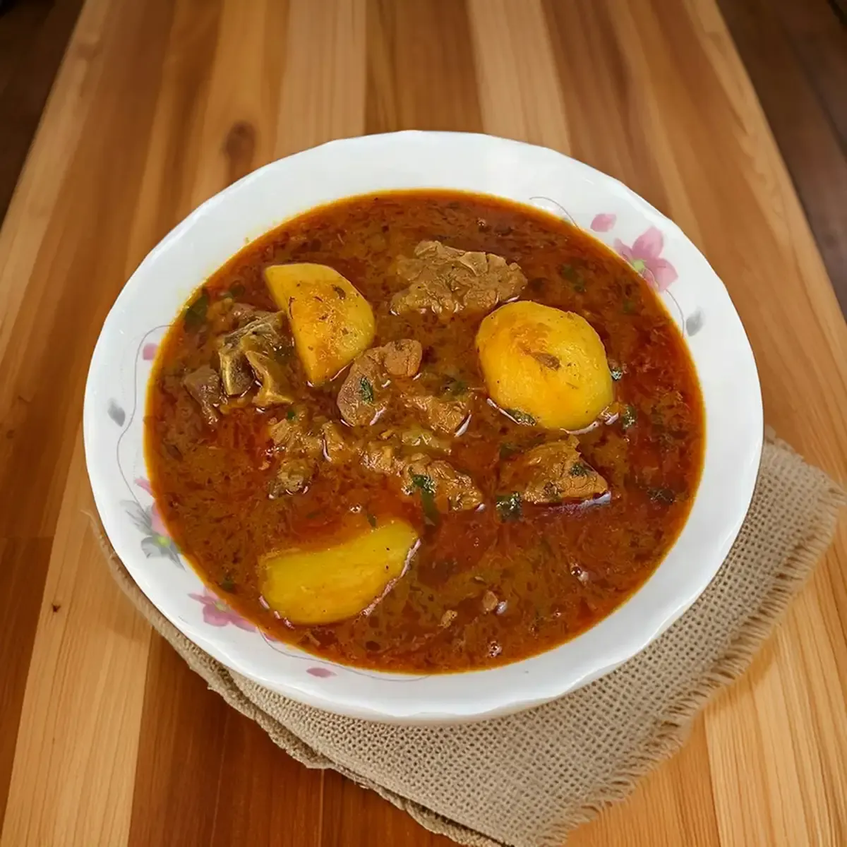 Carne cozida com mandioca em caldo