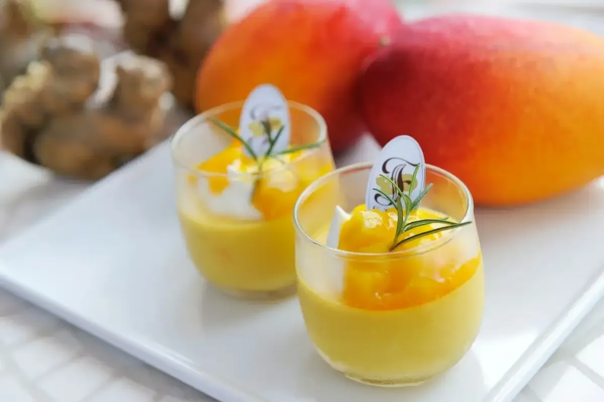 Panna cotta amarela em taças