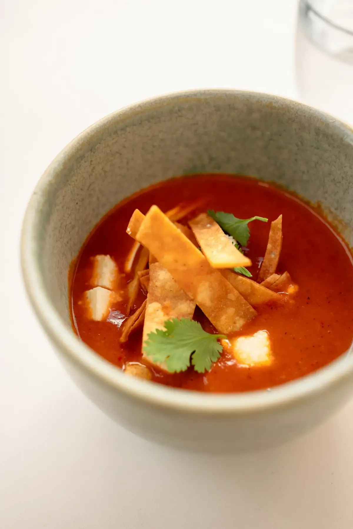 Sopa vermelha com tiras de tortilha