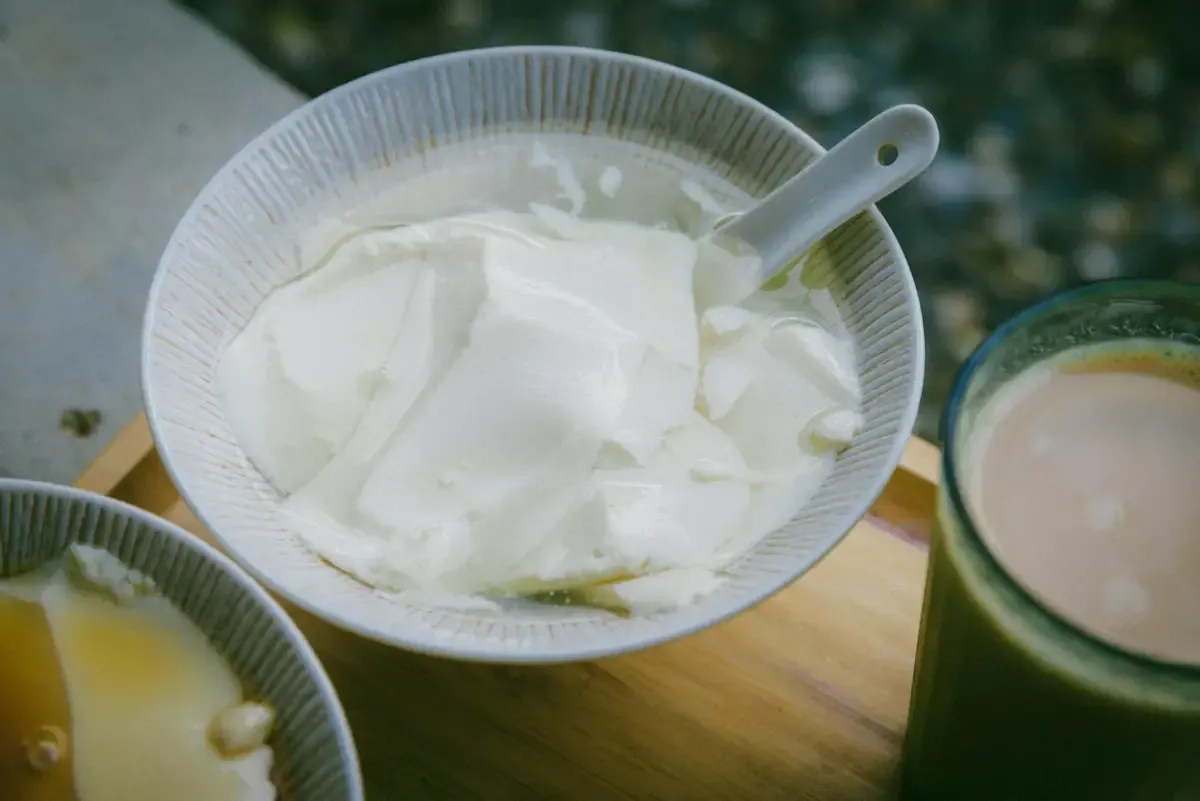 Creme branco de iogurte em tigela