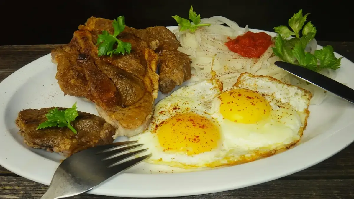 Carne com ovos fritos