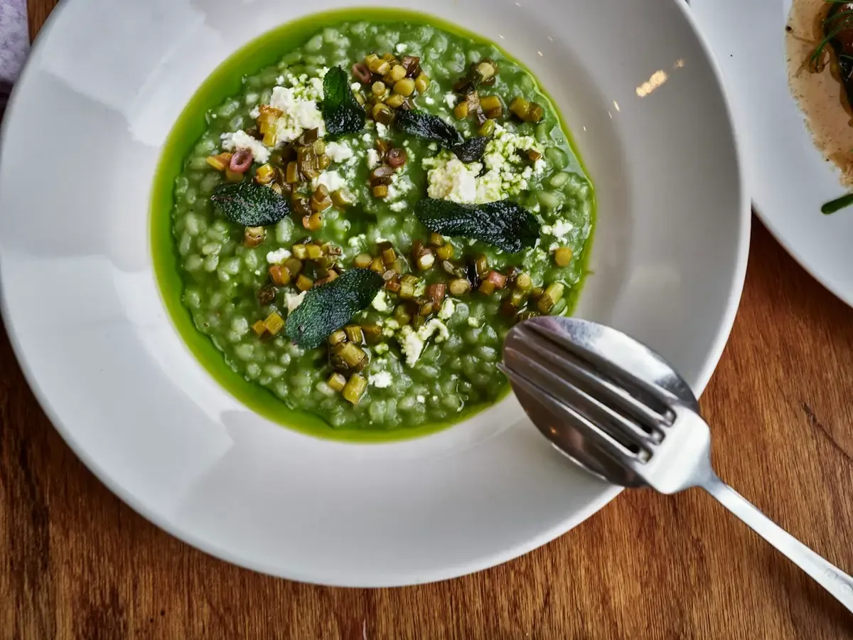Risoto verde em prato fundo
