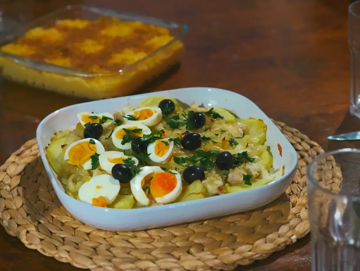 Bacalhau com batata, ovos cozidos e azeitonas na travessa