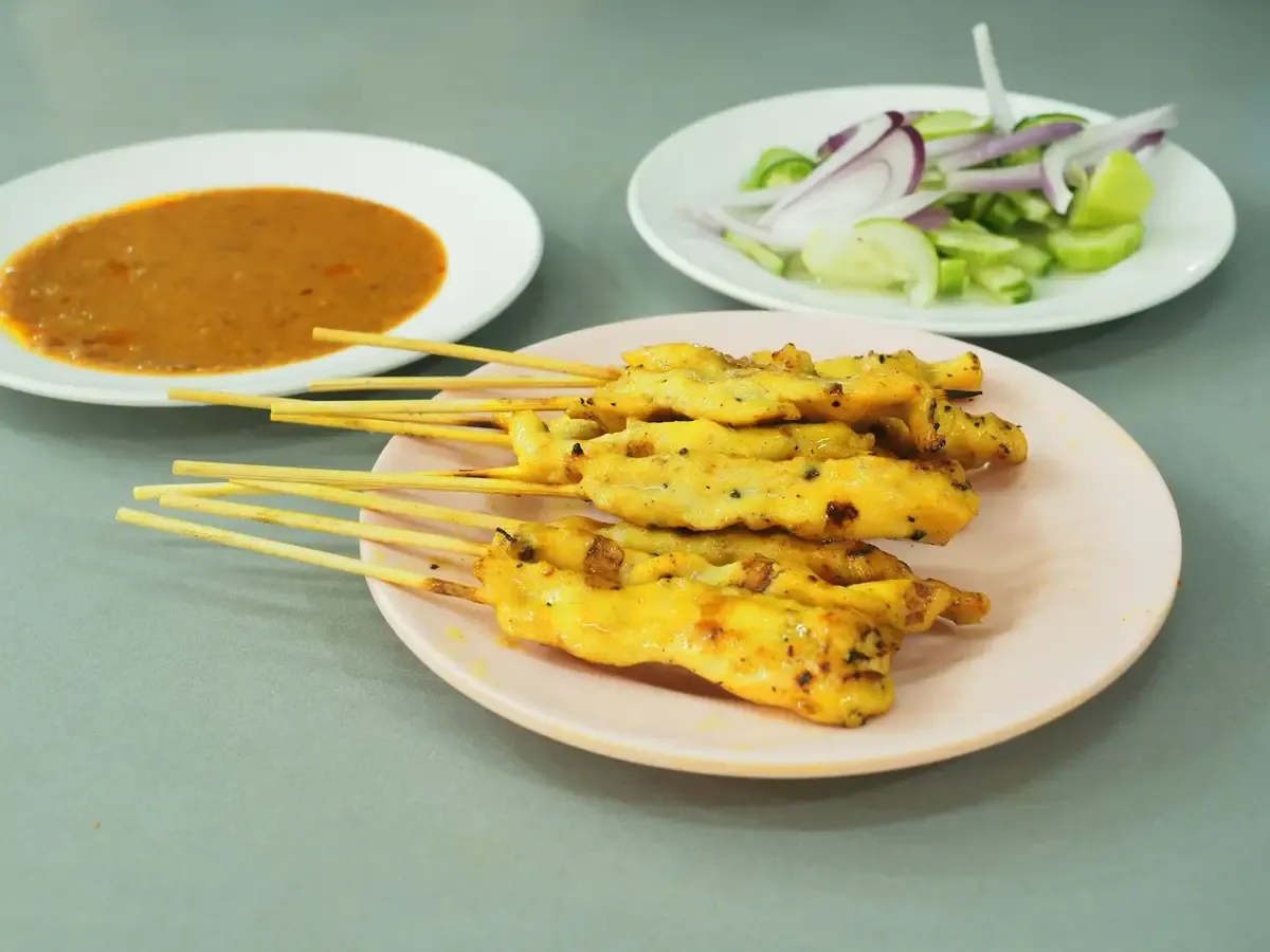 Espetinhos de frango com molho de amendoim