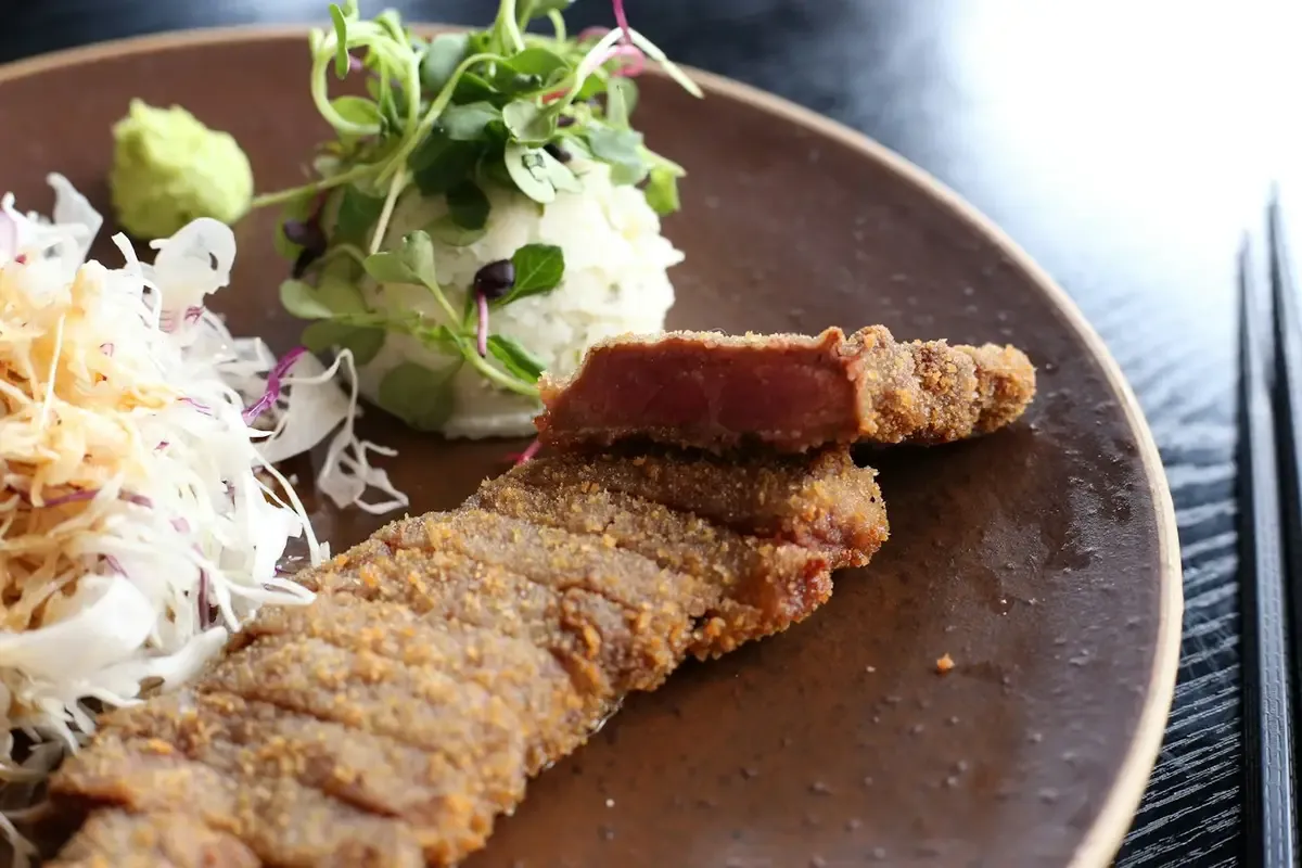 Bife empanado com salada
