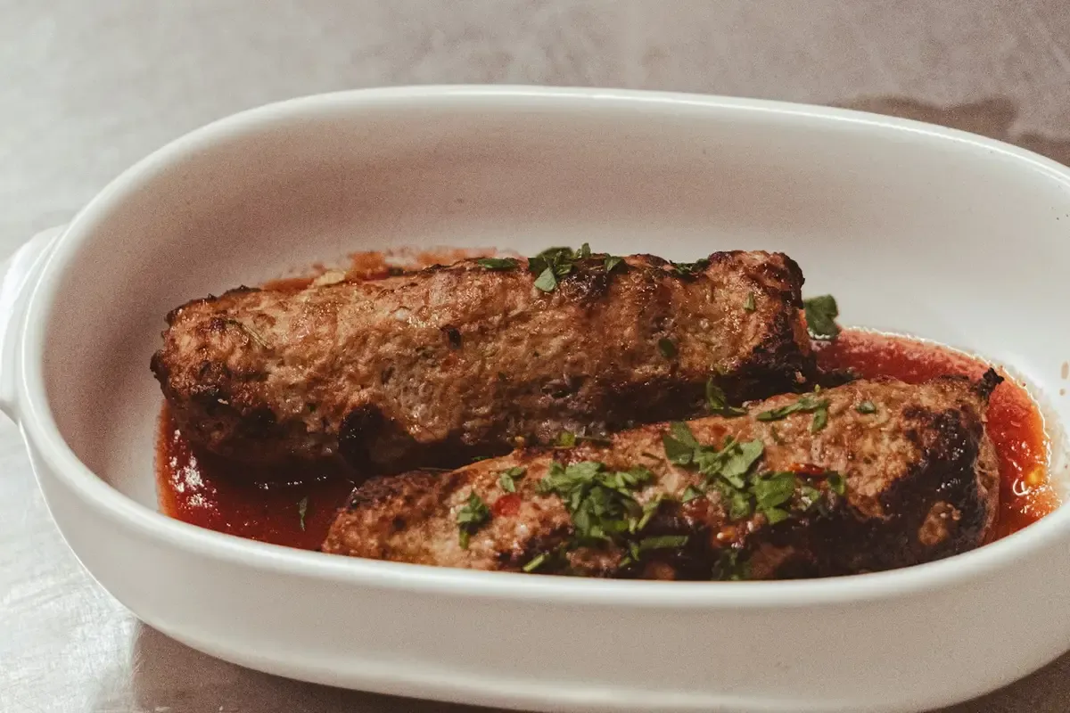 Bifes enrolados ao molho em travessa