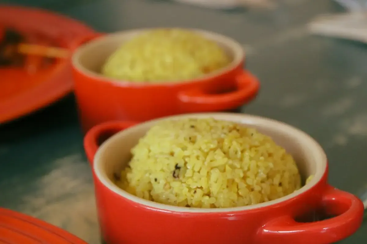 Arroz amarelo em potinhos de cerâmica