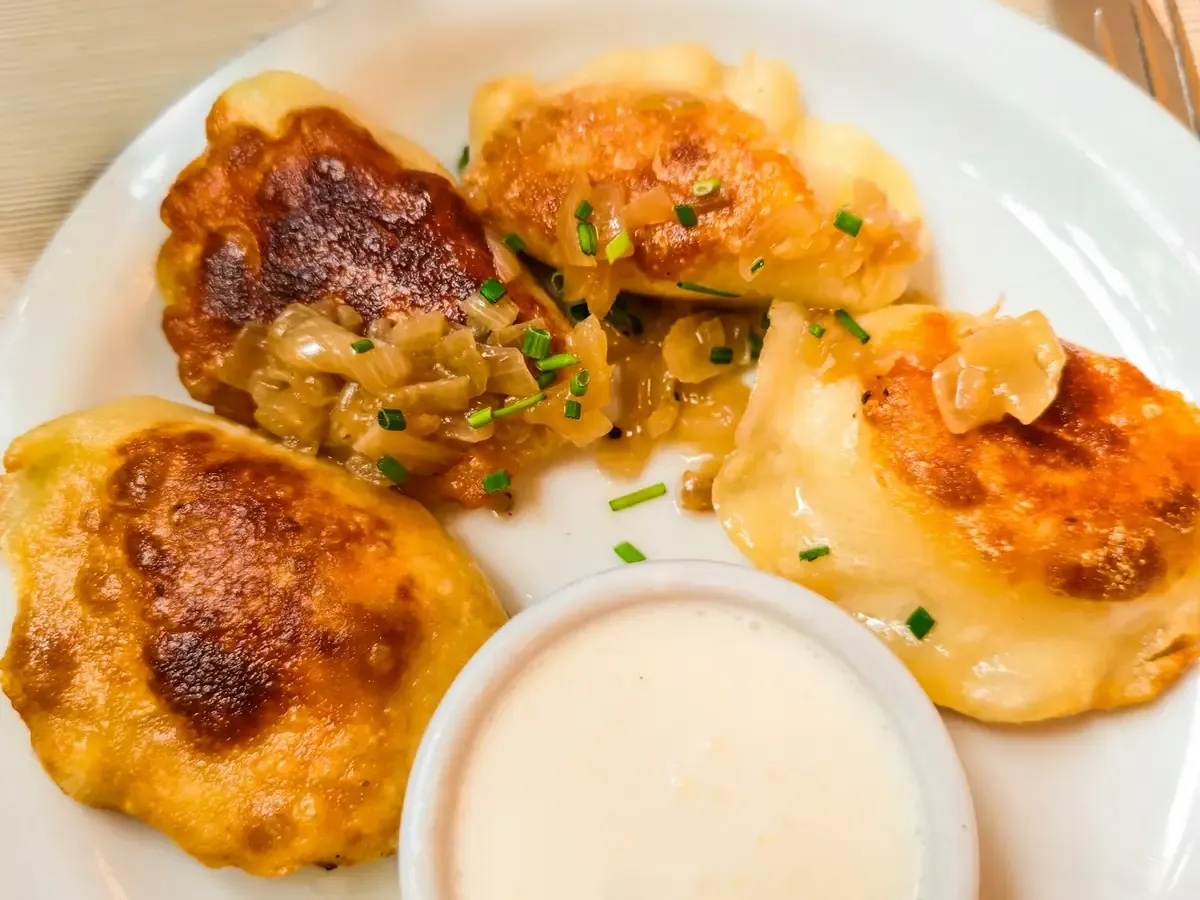 Pierogi dourados com creme