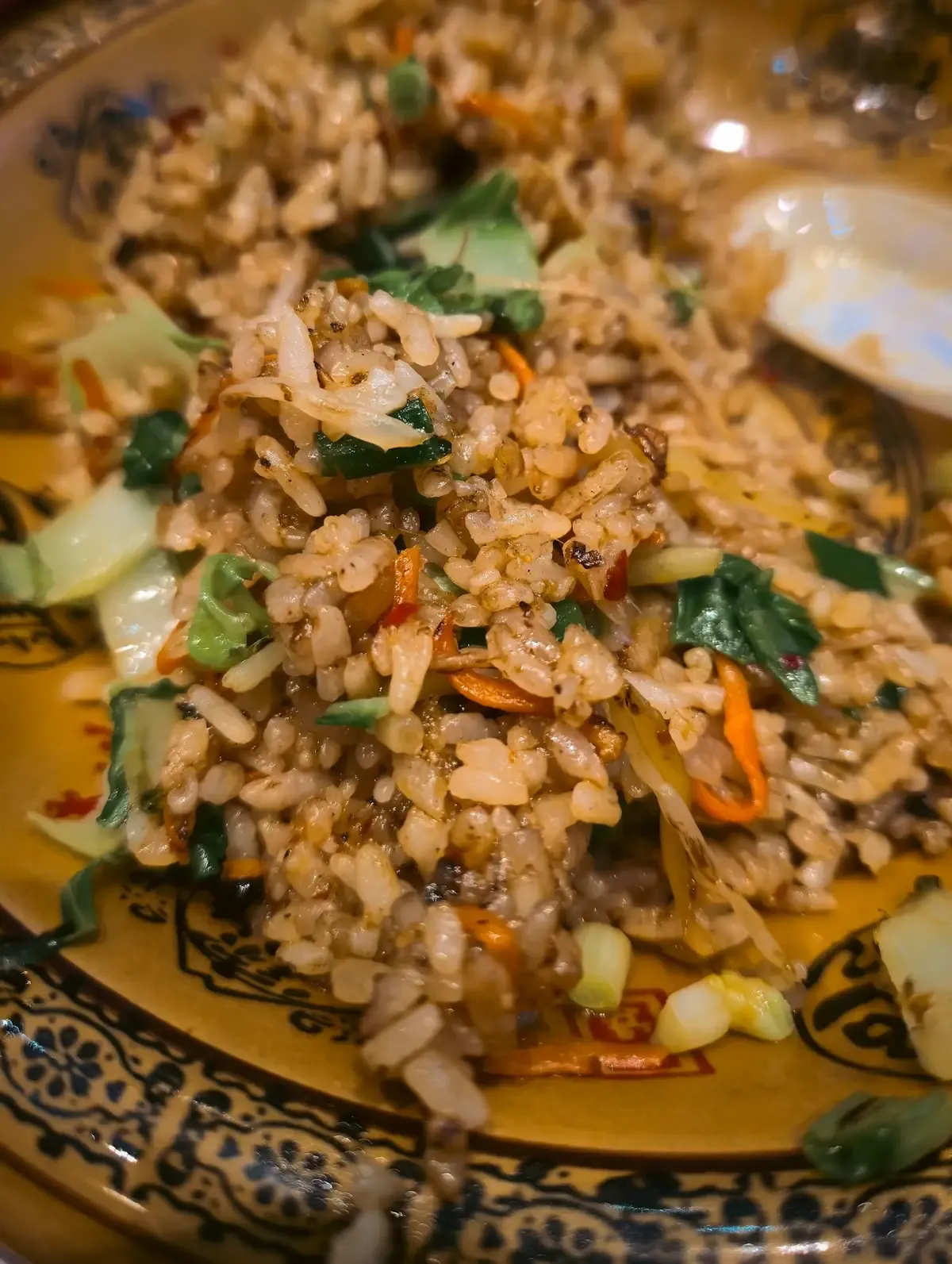 Arroz refogado com verduras picadas